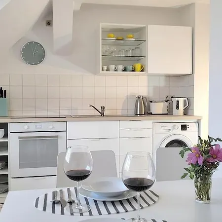 Apartmán 2-zimmer-traumwohnung: Schick * Hell * Ruhig * Grosse Raeume * Zentrumsnah *